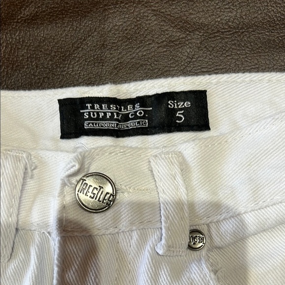 Trestyles Stylish White Distressed Kids Shorts. Size 5. - Picture 2 of 7